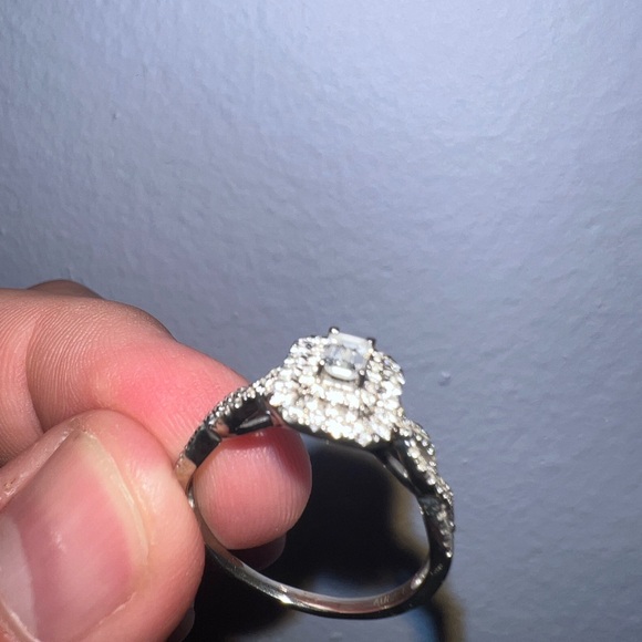 BEAUTIFUL EMERALD CUT DIAMOND ENGAGEMENT RING 💍 - Picture 8 of 8